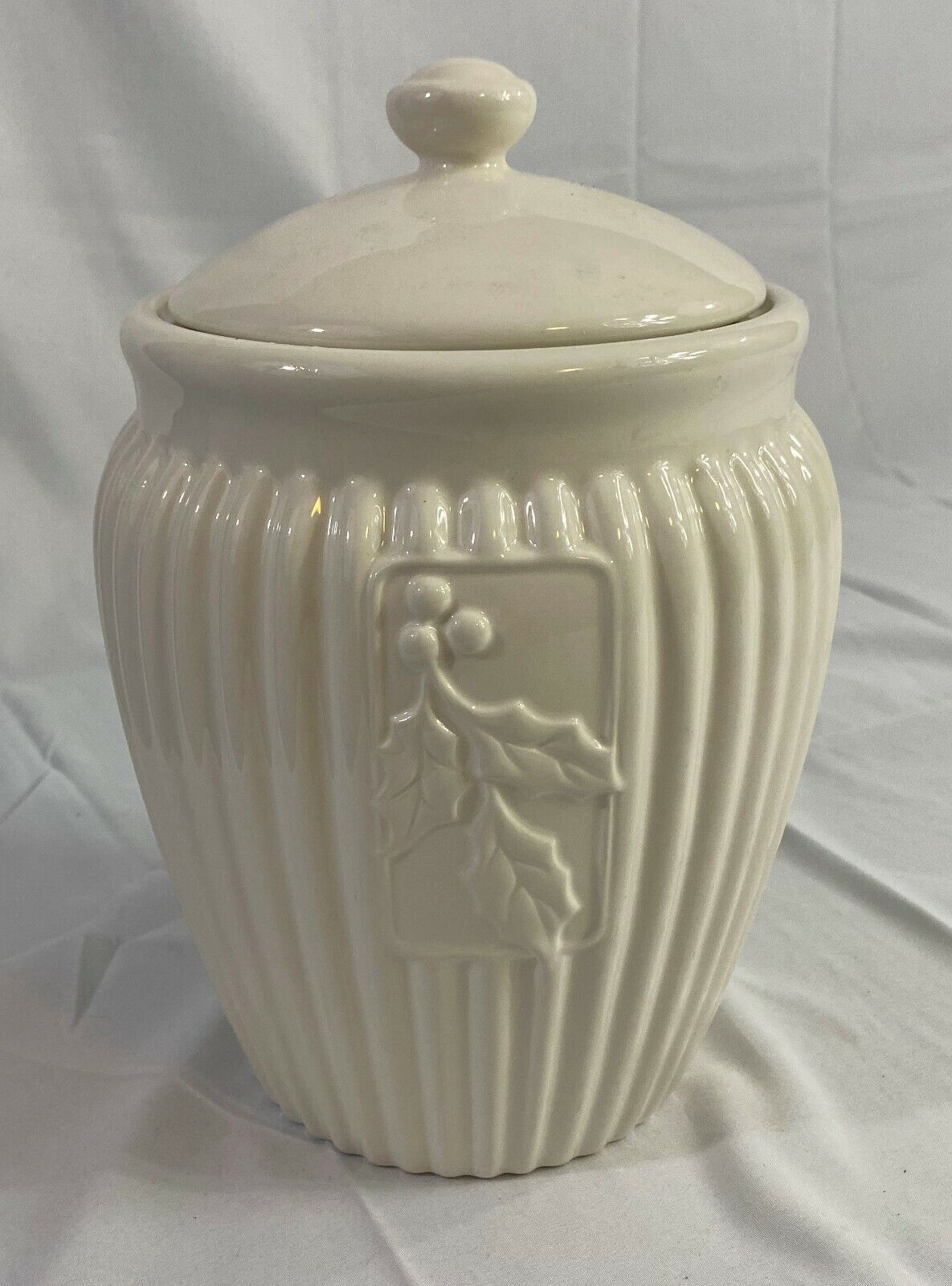 Inspirado Stonelite Cookie Jar Ribbed Lidded Canister Holly Leaves & Berries