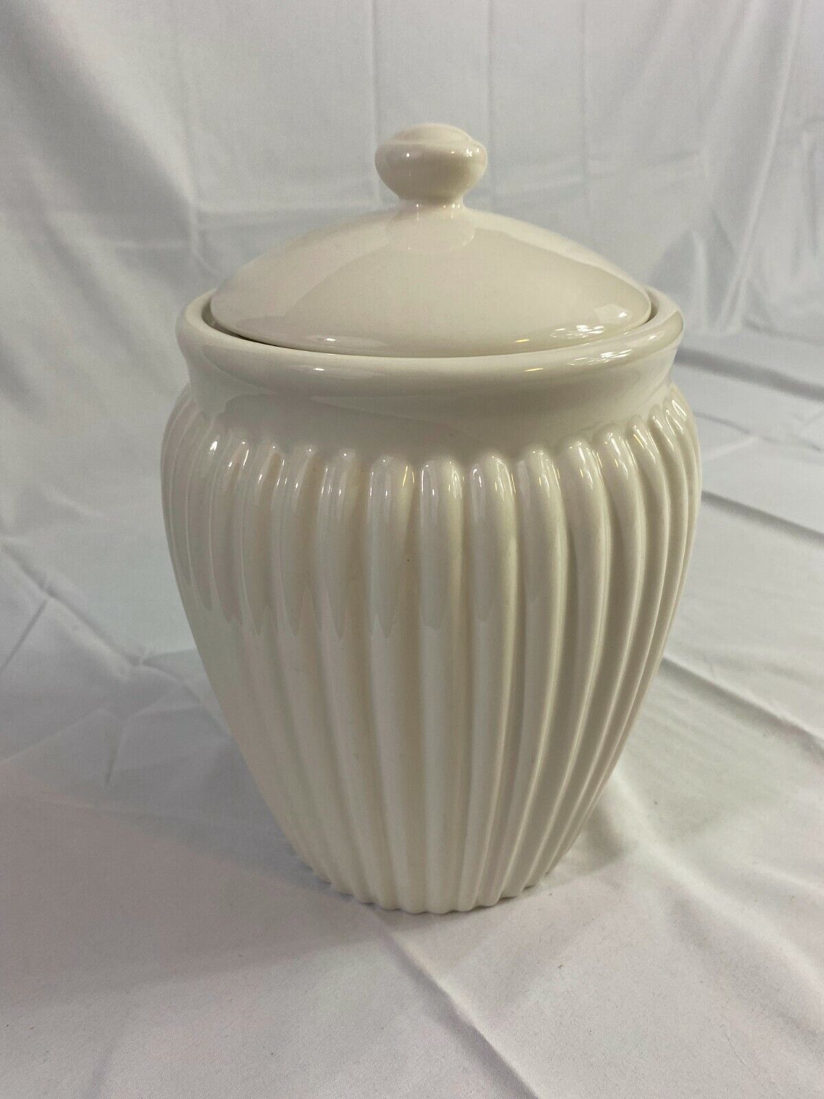 Inspirado Stonelite Cookie Jar Ribbed Lidded Canister Holly Leaves & Berries