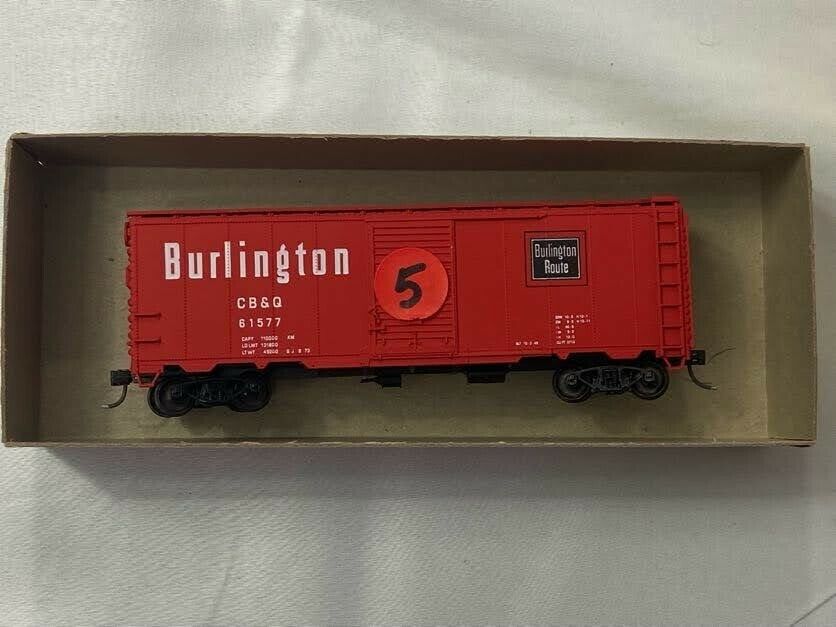 Accurail CB&Q 3216 40' AAR Steel Box Burlington Route #61577