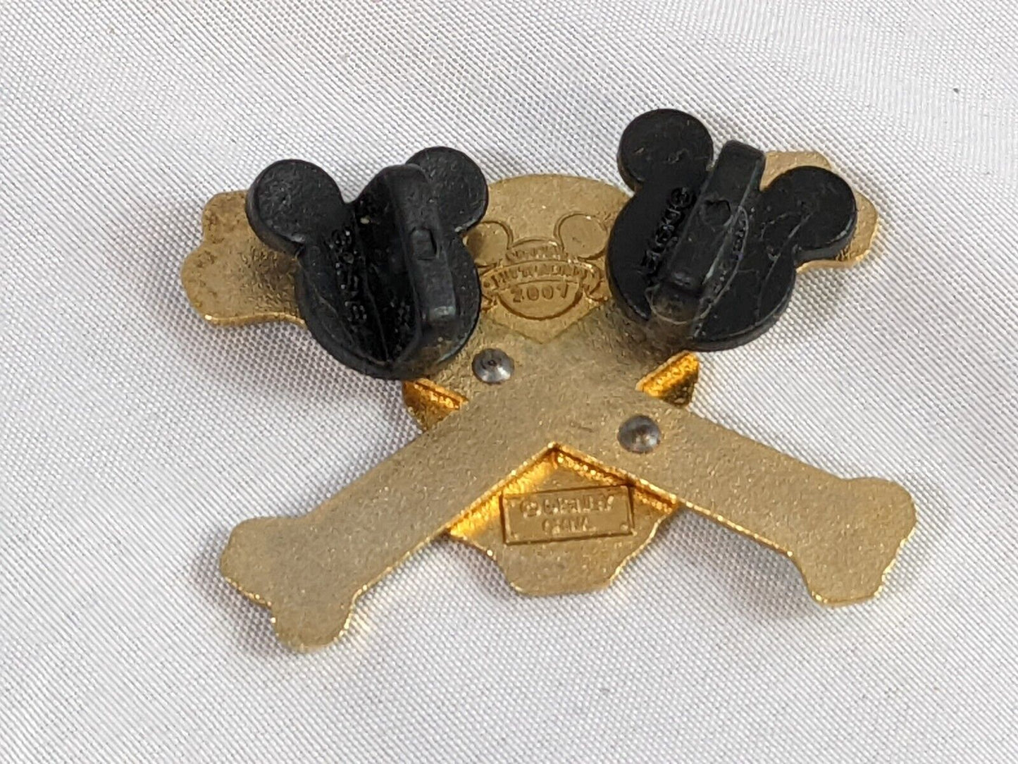 Disney Official Pin Trading 2007 Pirates of the Caribbean Skull Stone Embellish