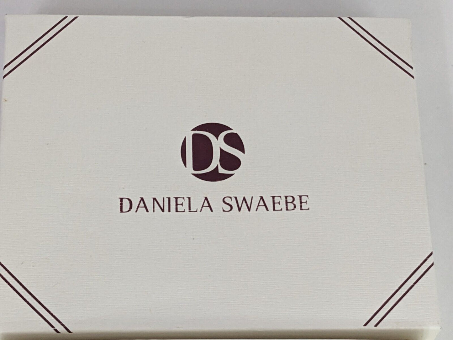 Daniela Swaebe Women's Wristwatch with Gift Box & 3 Extra Replacement Straps