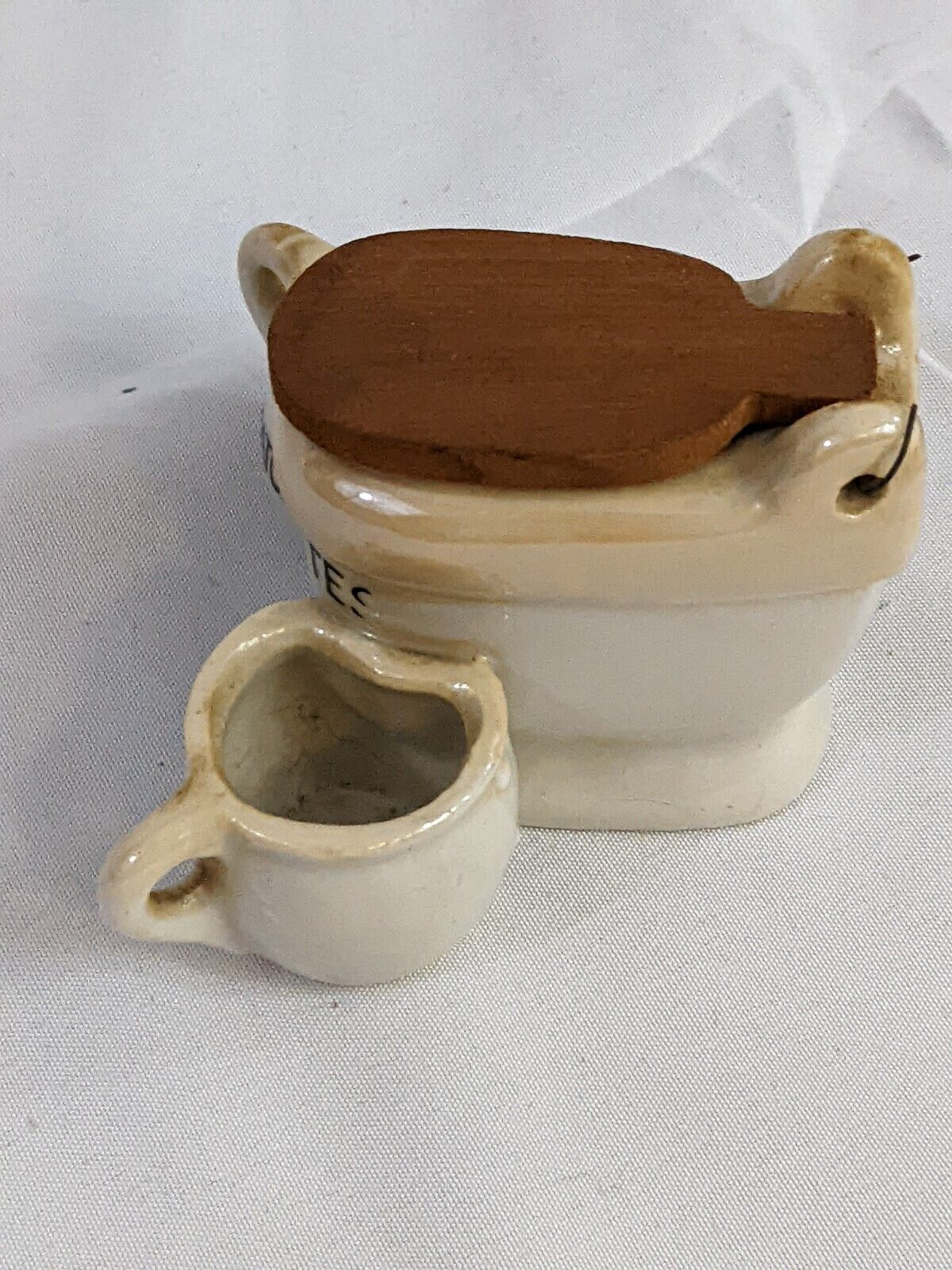 Ceramic Cigarette Ashtray Toilet Bowl Design with Matches and Ashes Bin