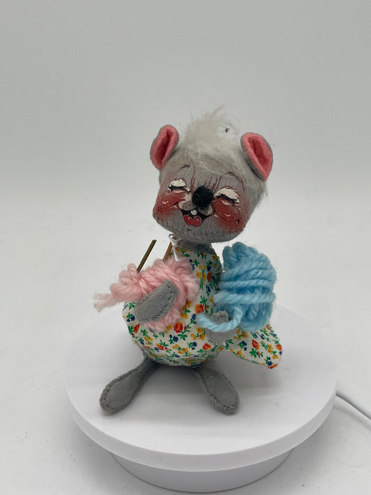 7" Knitting Retired Grandma Mouse M1222-72 Annalee