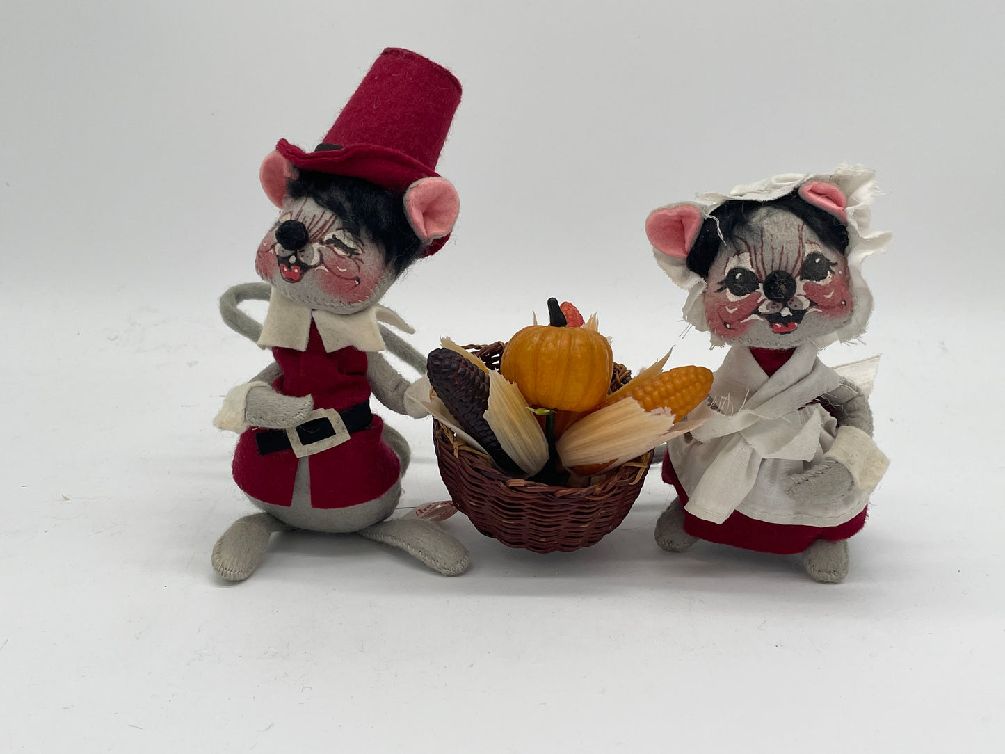 7" Cranberry Pilgrim Mice with Basket 305081 Annalee