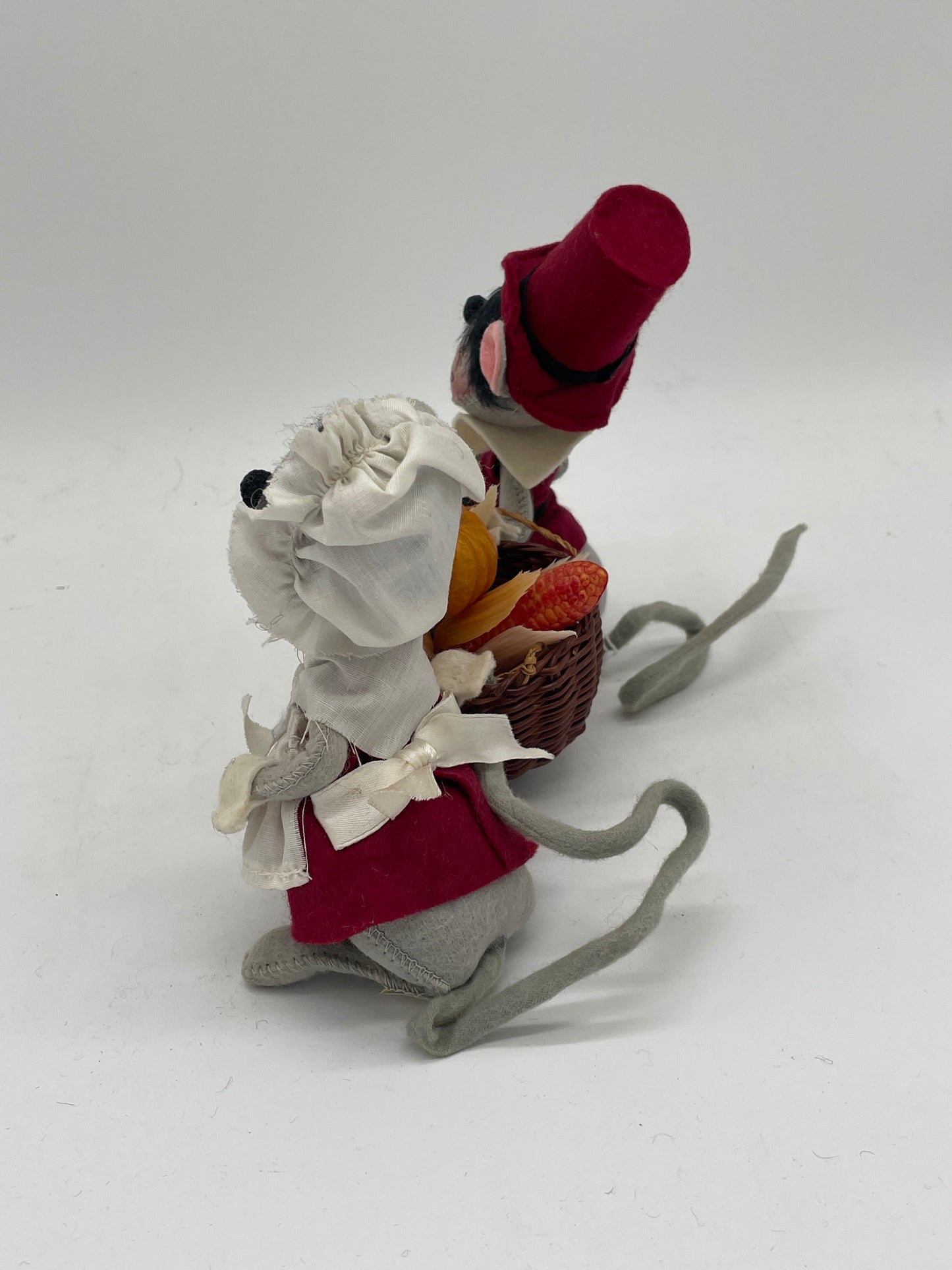 7" Cranberry Pilgrim Mice with Basket 305081 Annalee