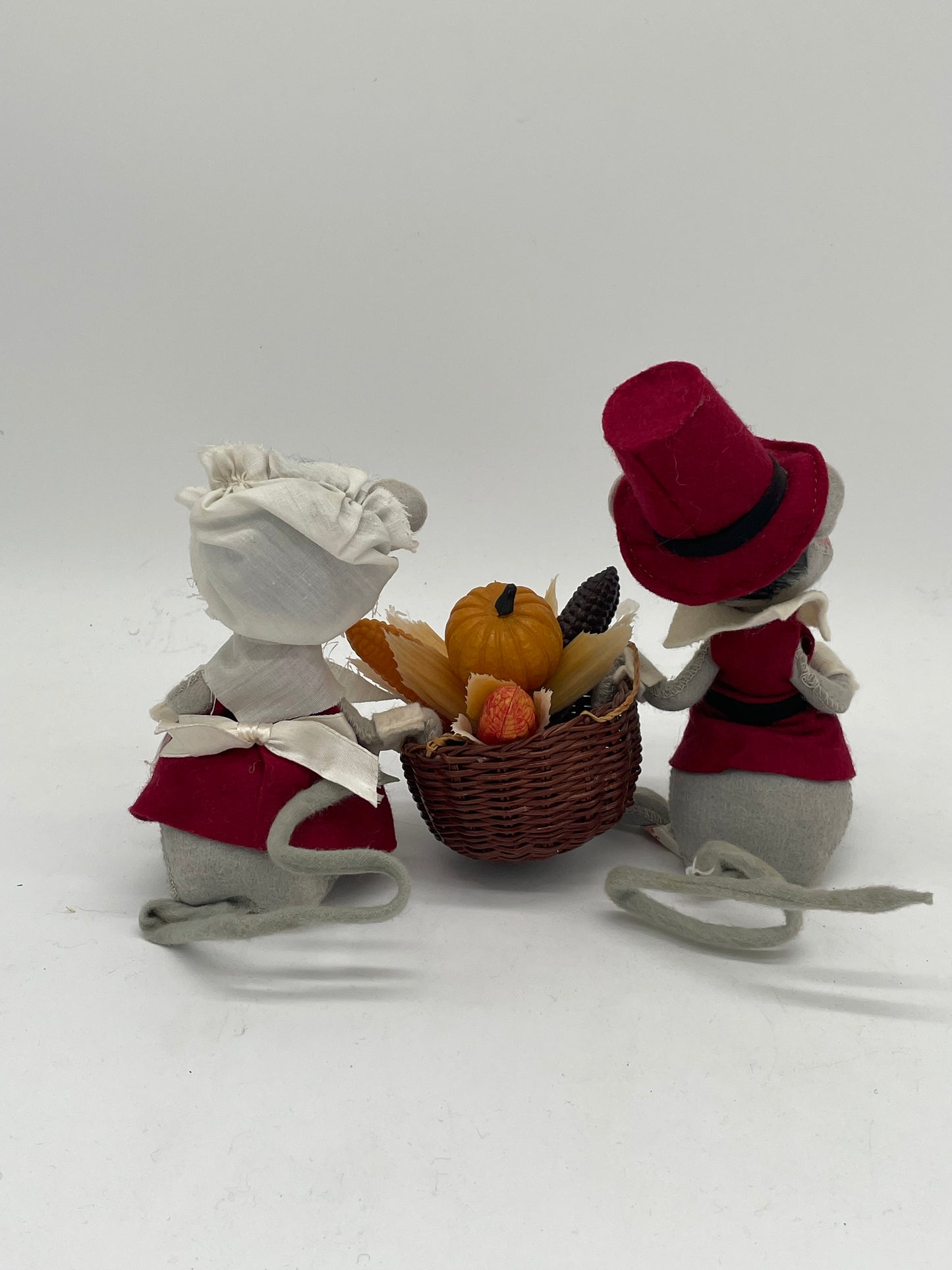 7" Cranberry Pilgrim Mice with Basket 305081 Annalee