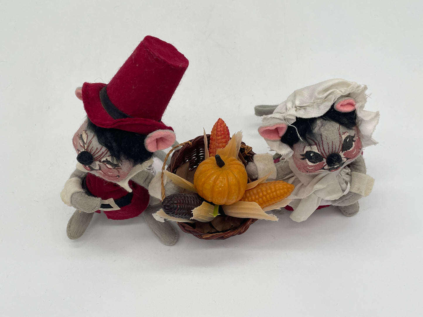 7" Cranberry Pilgrim Mice with Basket 305081 Annalee