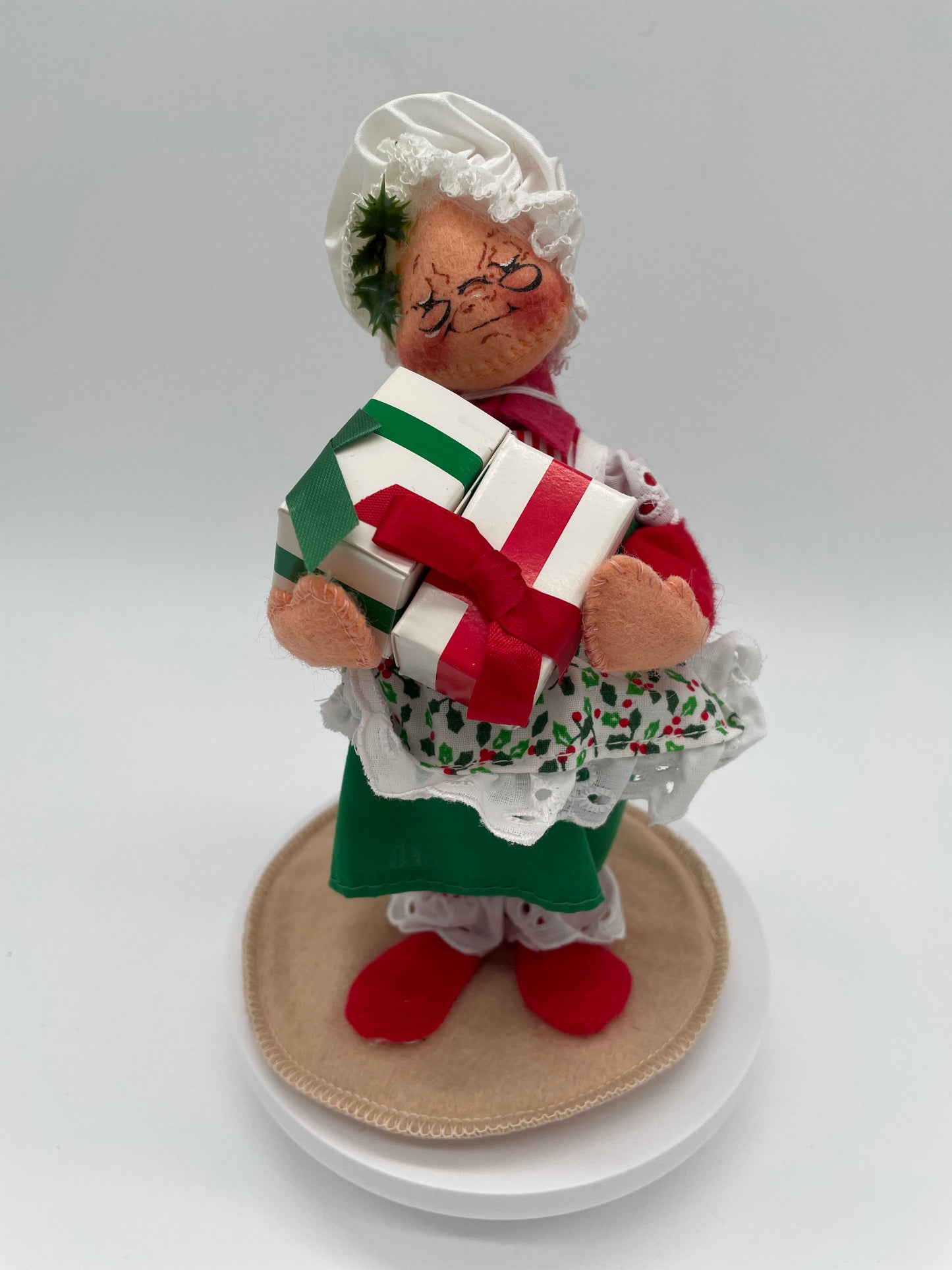 7" Mrs Santa with Presents 500190 Annalee