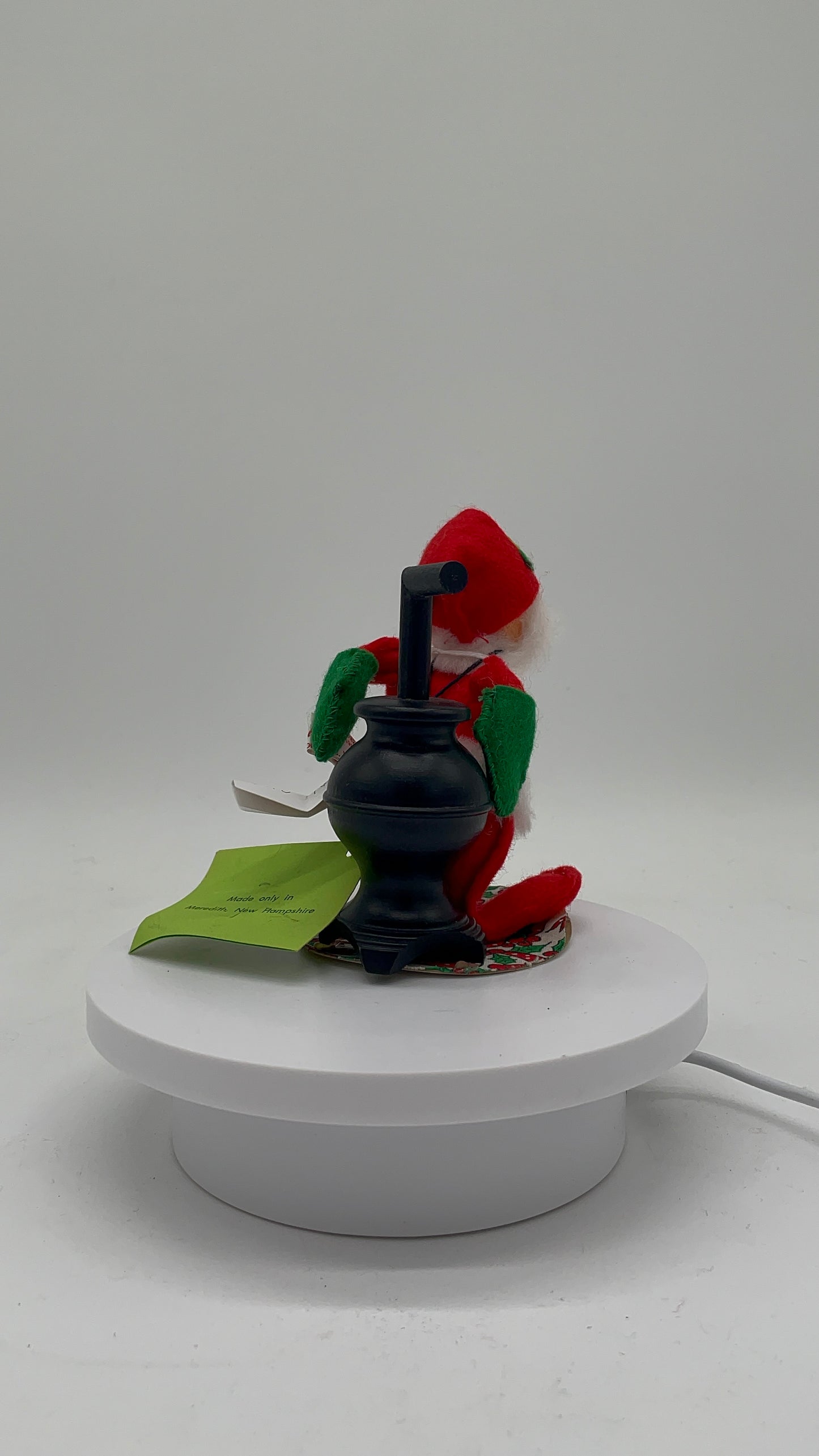 7" Santa with Pot Belly Stove R10-76 Annalee