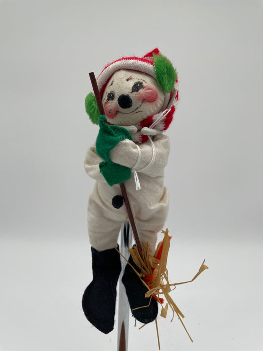 7" Snowman with Broom 750583 Annalee