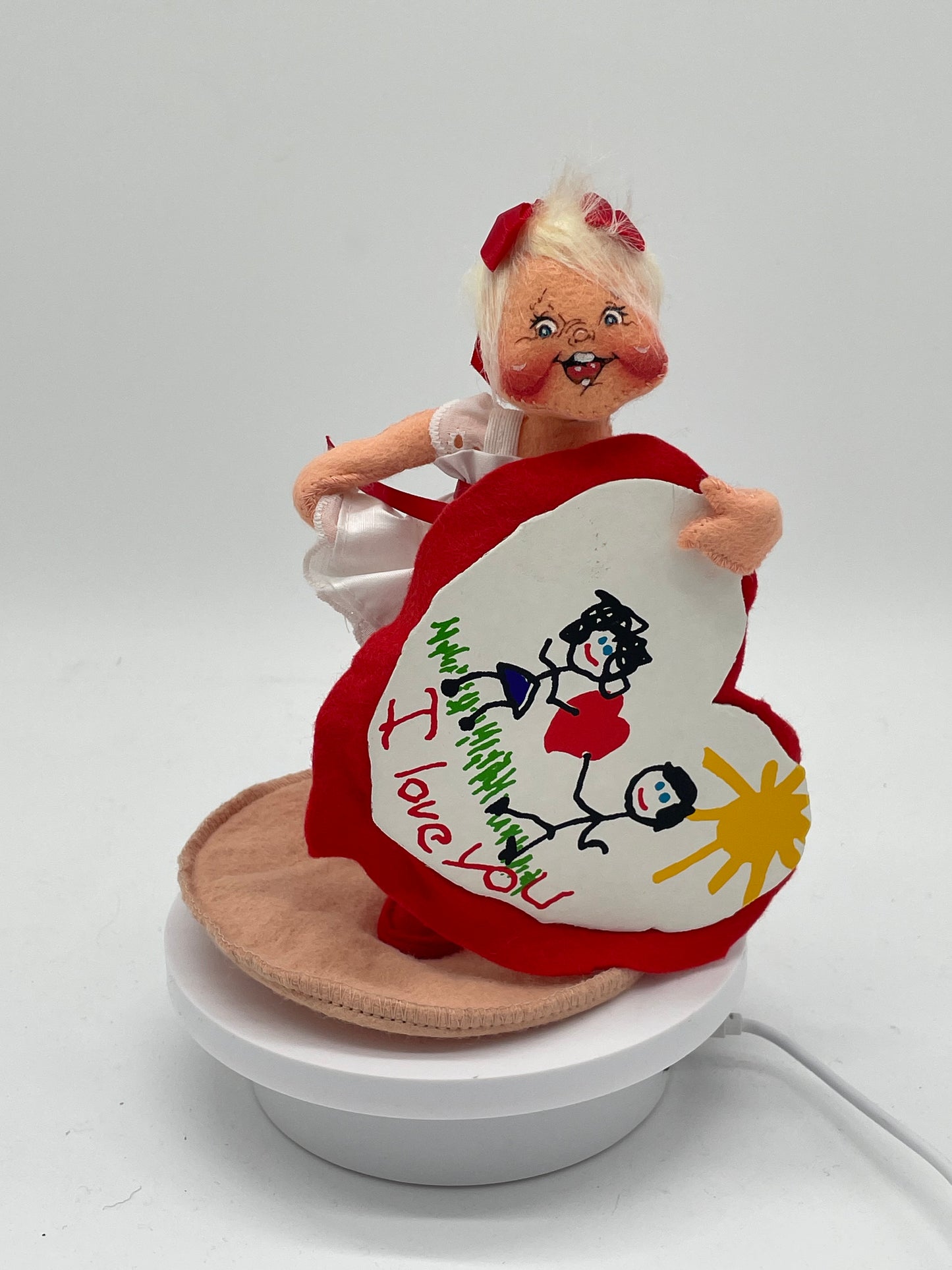 7" Sweetheart Girl Holding Valentine 039094 Annalee