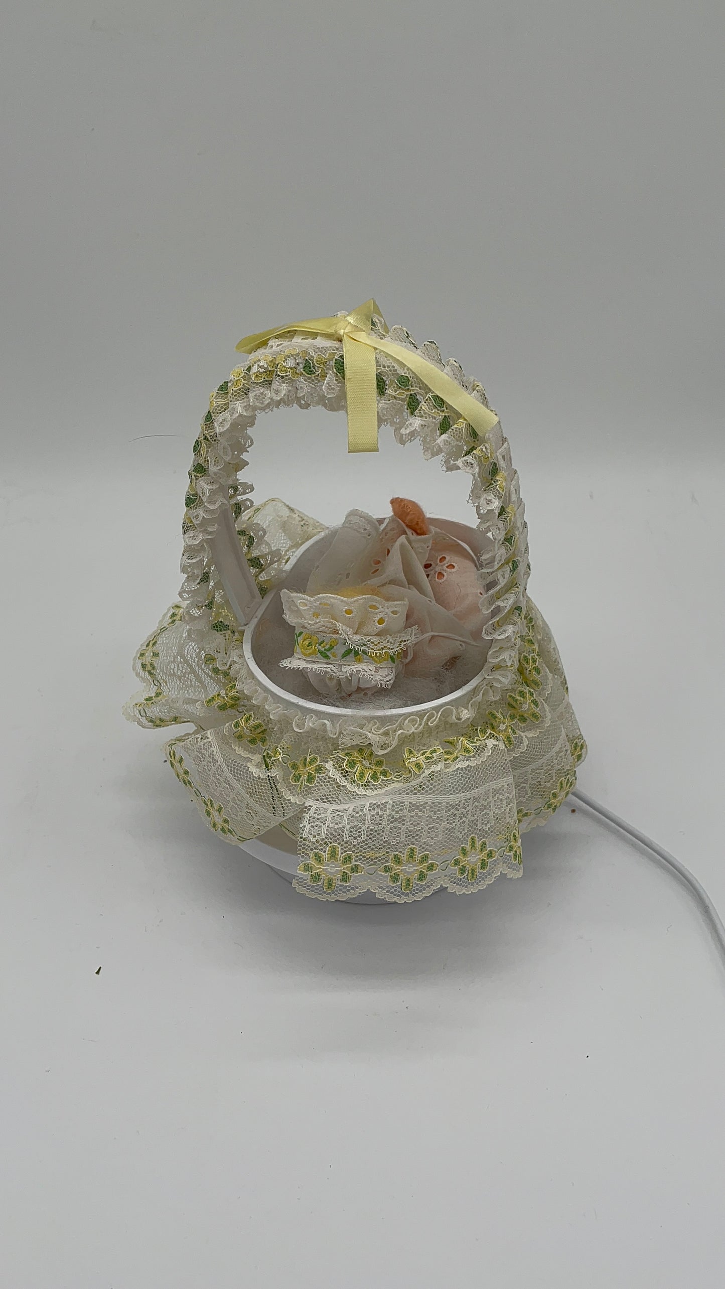 7" Baby in Bassinet R525-80 Annalee